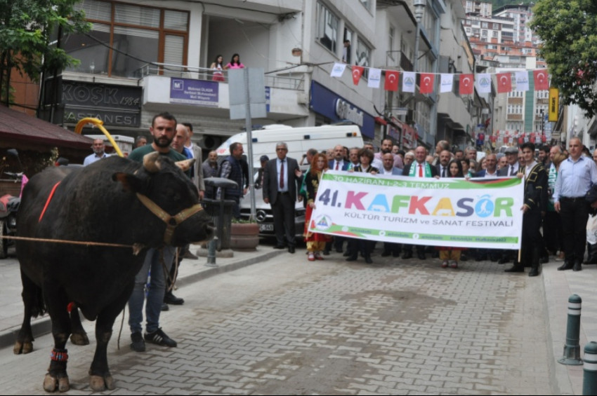 Kafkasör Festivalinin maskotu Kadir Ağa yoğun ilgi gördü