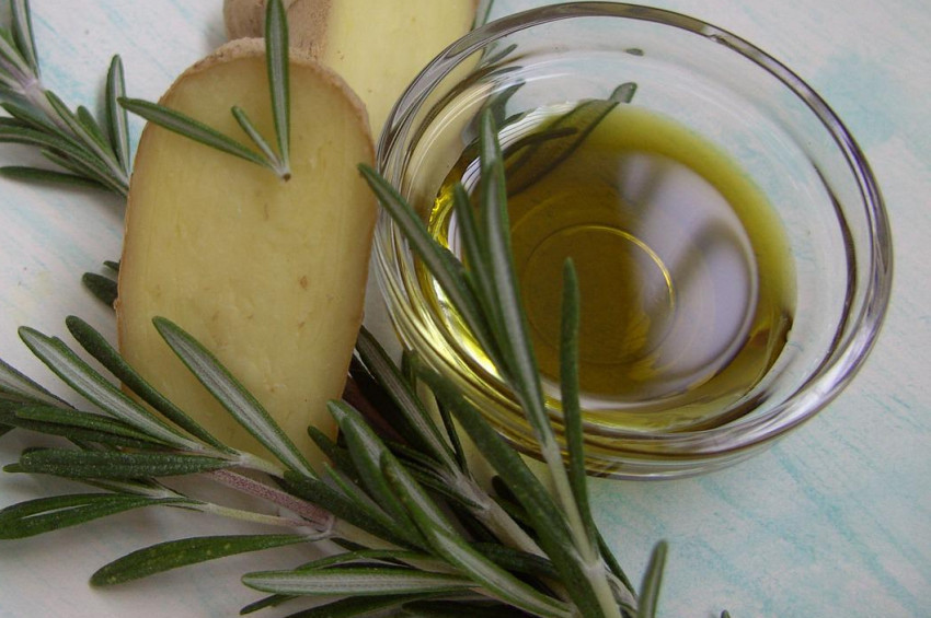 Ayak şişkinliğini gideren doğal  ilaç: Zencefı̇l ve zeytı̇nyağlı ayak balmı