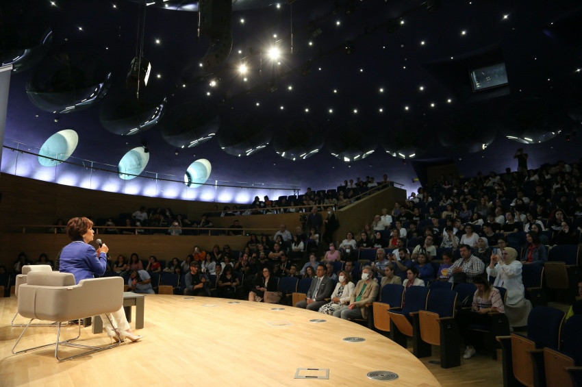 Hülya Koçyiğitten gençlere öğütler