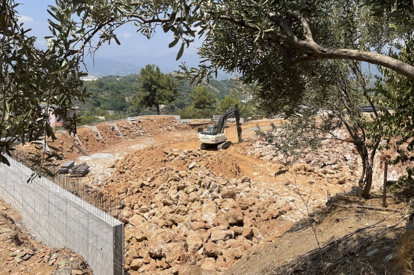 Alanyada inşaat alanında mağara keşfedildi