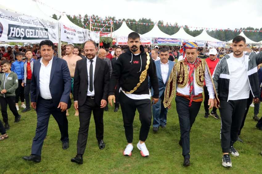 Cengizhan Şimşek Kırkpınardan sonra Yapraklıda başpehlivan
