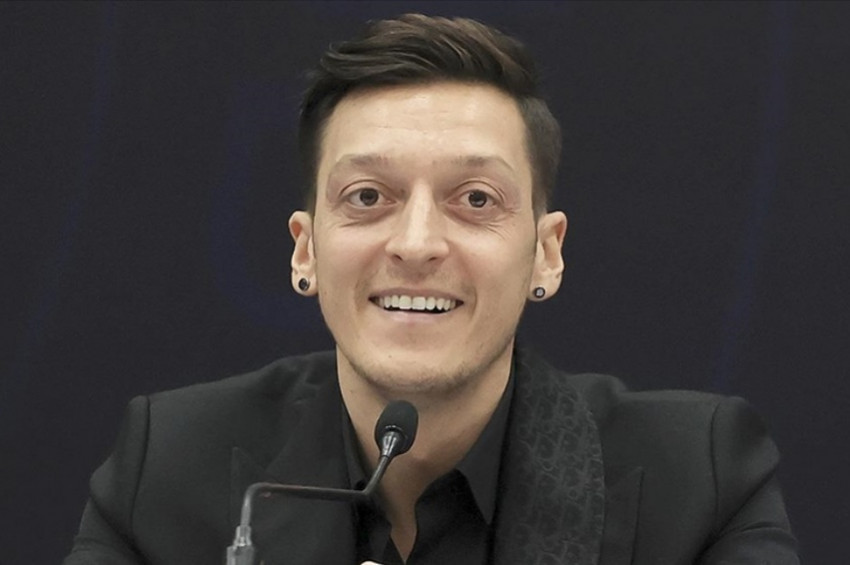 Fenerbahçeden ayrılan Mesut Özil, Medipol Başakşehir ile anlaştı