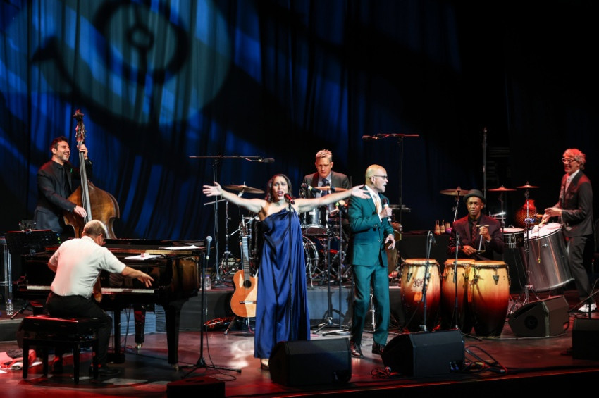 Pink Martini, Katibim ve Aşkım Bahardı şarkılarını söyledi
