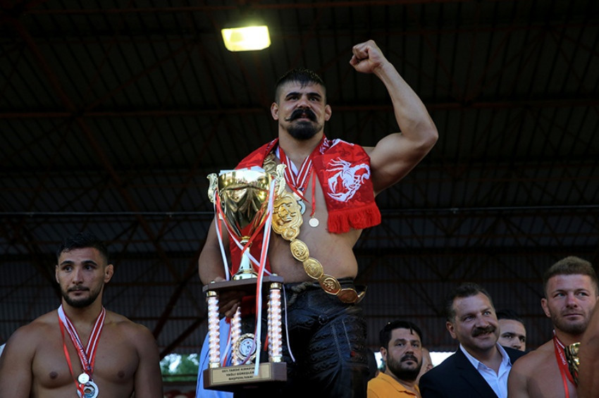 Kırkpınar Yağlı Güreşlerinde 2022 yılı Başpehlivanı Cengizhan Şimşek