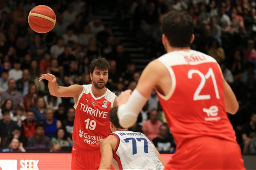 12 Dev Adam İngiltereden farklı galibiyetle döndü: 85-71