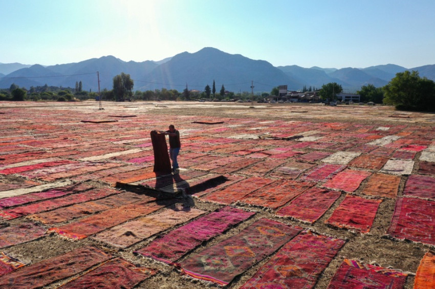 Döşemealtında tarlalar el dokumaları ile doldu