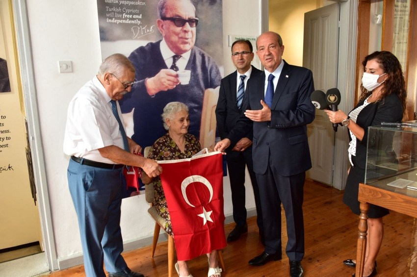 Kıbrıslı Kahraman Türk Kadını Amber İbrahimoğlu diktiği bayrağı müzeye hediye etti.