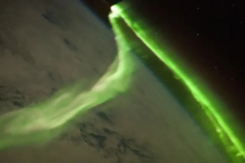 Yeni Zelandaya düşen meteorlar yeşil izler bırakıyor