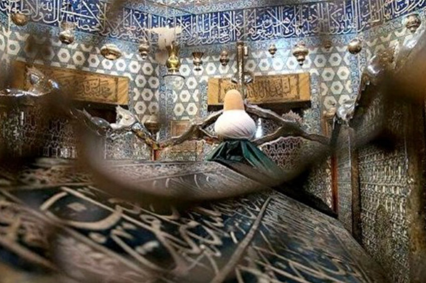 Akli dengesi bozuk şahıs Eyüp Sultan Türbesine çekiçle saldırdı