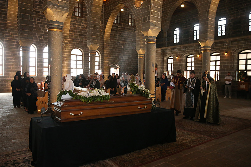 Başepiskopos Aram Ateşyanın ablası Süslü Bakı vefat etti