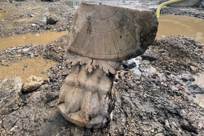 Kütahyada 2 bin yıllık mermer güneş saati bulundu