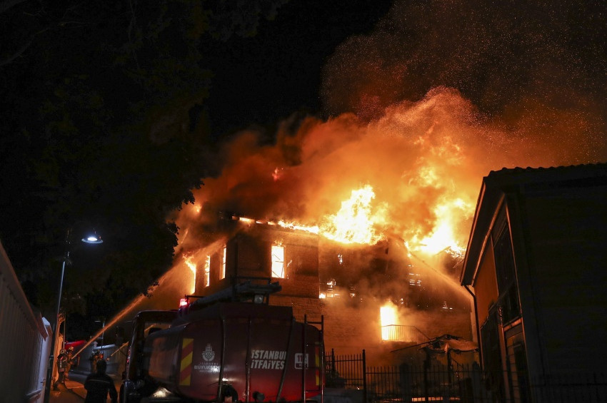 Tarihi Merkez Efendi Fırını yandı