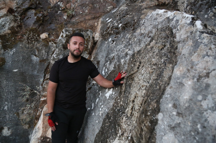 Sosyal Medyaya video çekerken, 2 bin yıllık kabartma buldu