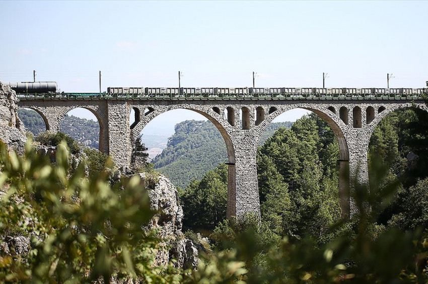 James Bond filmleri ile ünlenen Varda Köprüsü