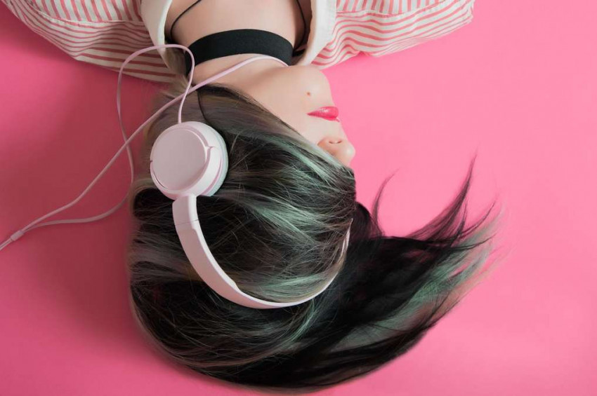 Kulaklıkların kulak sağlığına zararları dikkate alınmalı