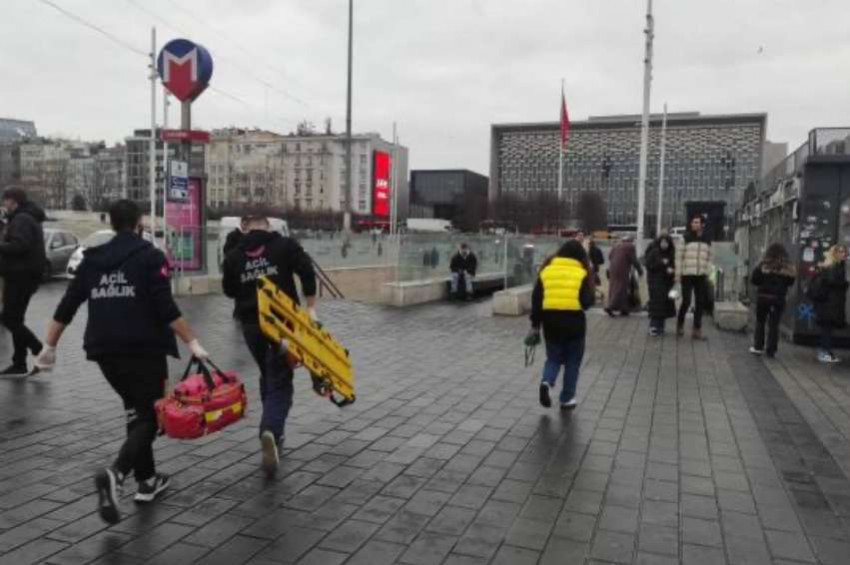 Taksim metrosunda raylara düşen sarhoş vatandaş paniği yaşandı