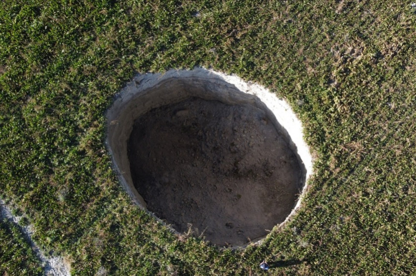 Çapı 27 metre derinliği 12 metreyi bulan obruk Karapınarlıları korkuttu