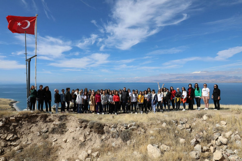Vanlı kadınlar, Ayanis Kalesinde spor yaptı ve dans etti