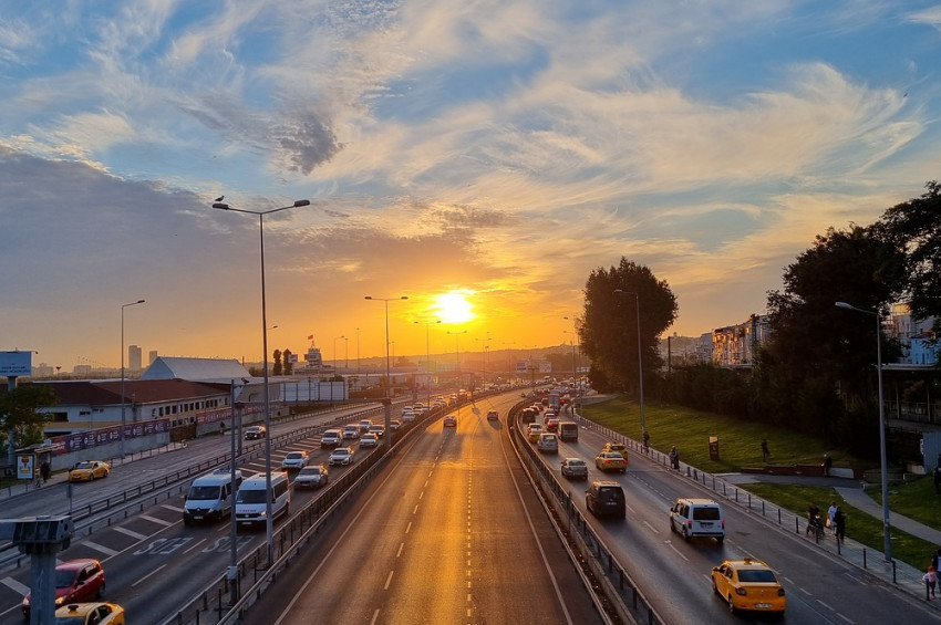 Bu sene trafiğe çıkan araçların çoğu beyaz ve benzinli
