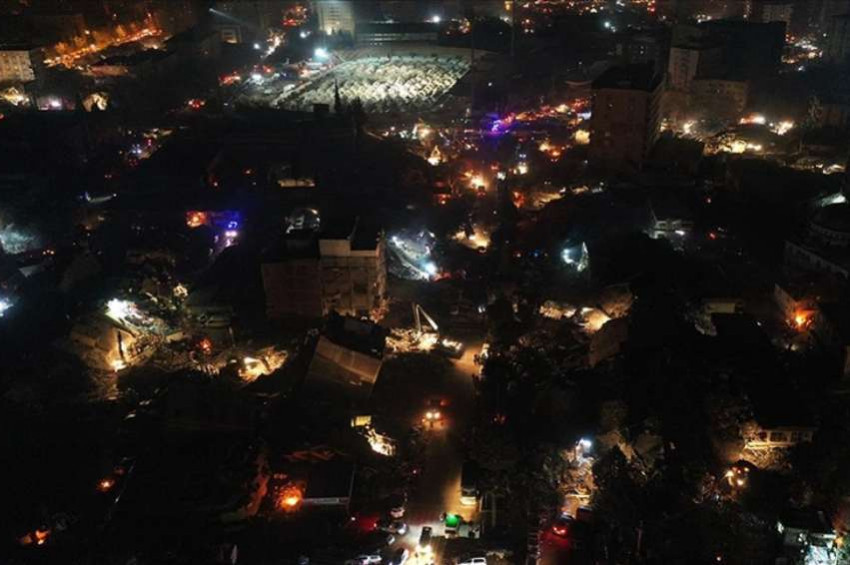 Enkaz altından can kurtarma telaşı gece bu manzarayı doğurdu