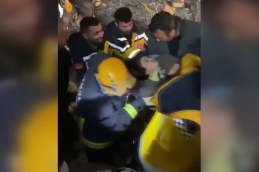 10 yaşındaki çocuk 90. saat sonra enkazdan sağ çıkarıldı