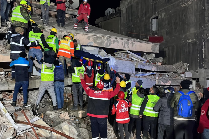 Kahramanmaraşta 26 yaşındaki genç enkazdan 96 saat sonra kurtarıldı.