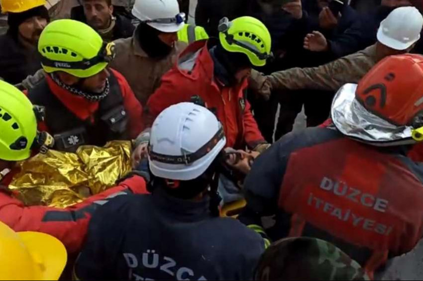 Elbistanlı genç depremden 102 saat sonra enkaz altından kurtarıldı