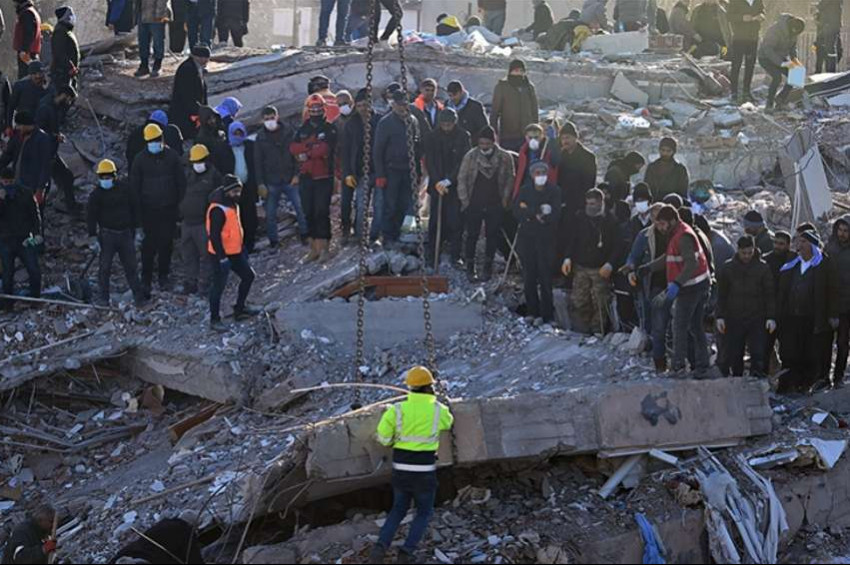 Hatayda depremden 102 saat sonra 6 kişi aynı enkazdan kurtarıldı