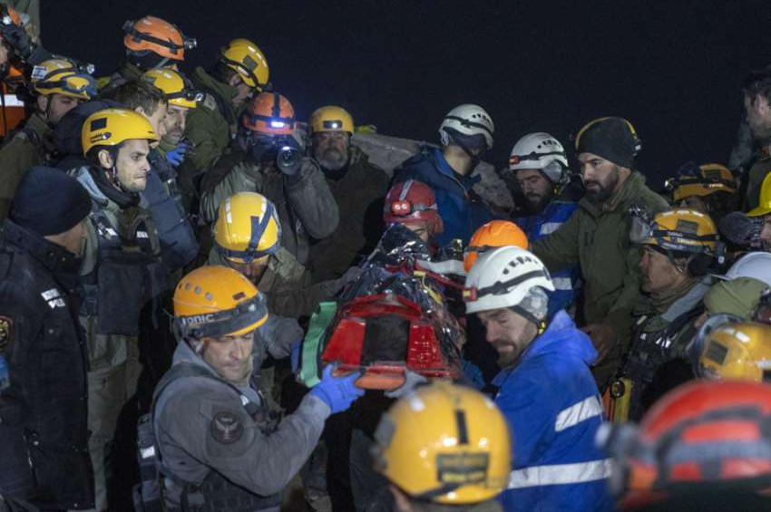 Depremde 116 saat sonra bir çocuk enkaz altından sağ çıkarıldı