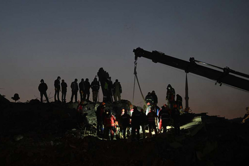 Depremlerde ölen insan sayısı 25 bini aştı