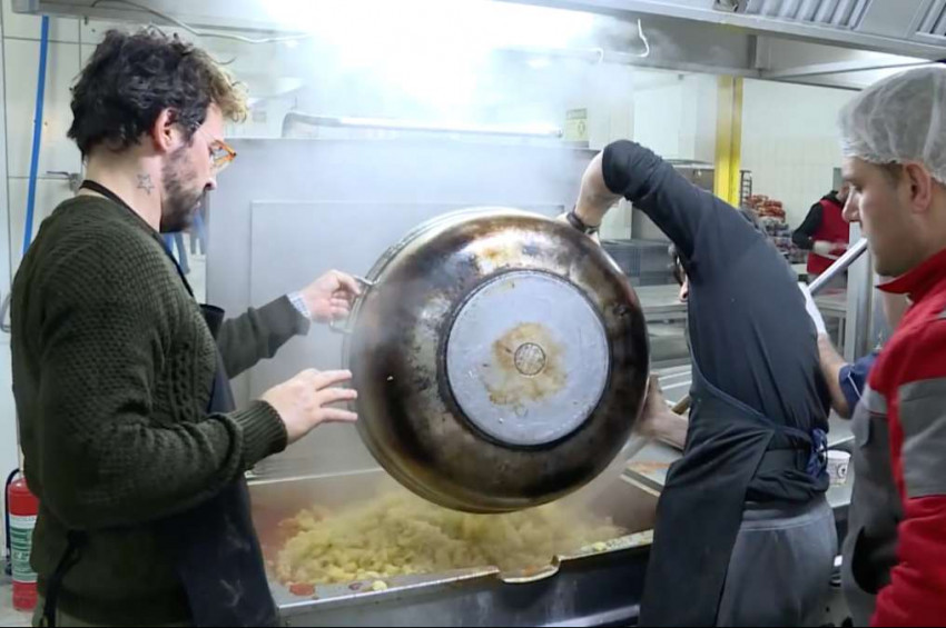 Şef Danilo Zanna depremzelere yardım için mutfakta