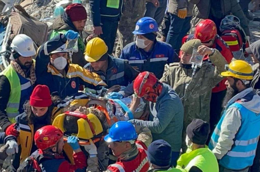 Adıyamandan iki genç kız kardeş enkaz altından 152. saat sonra sağ kurtarıldı