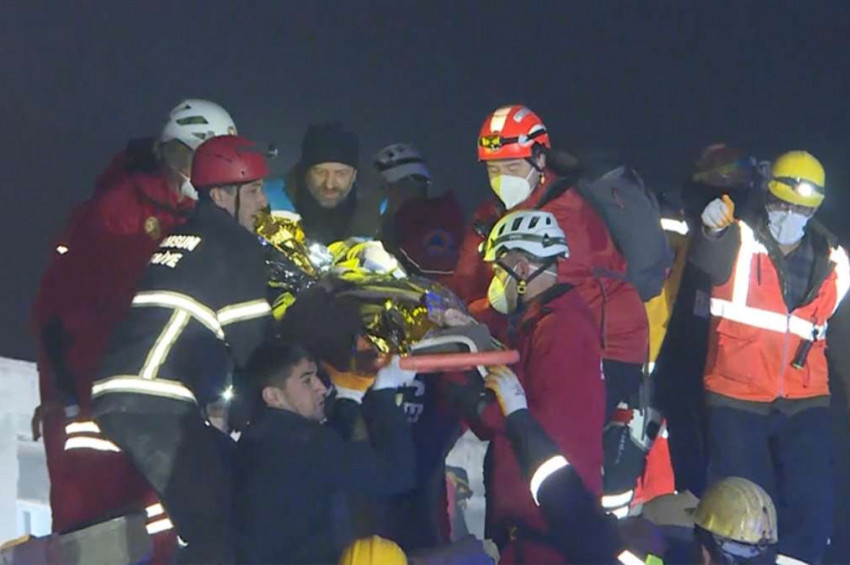 Hatayda 65 yaşındaki 160. saat kaldığı enkazdan sağ kurtuldu