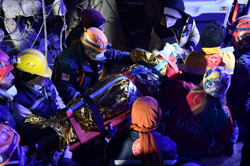 Gaziantepte depremde 170 saat sonra bir kadın enkaz altından sağ çıkarıldı