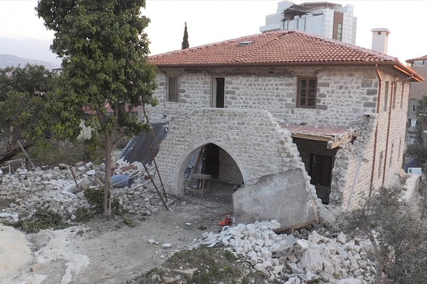 Hataydaki İngiliz Protestan Mektebi binası da depremde hasar gördü