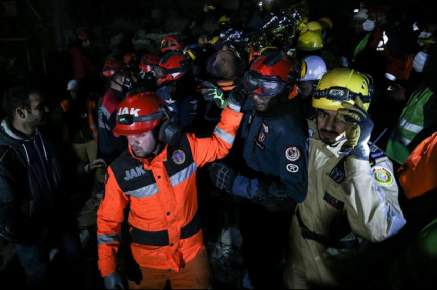 Antakyada bir kişi depremin 8inci gününde enkazdan sağ çıkarıldı