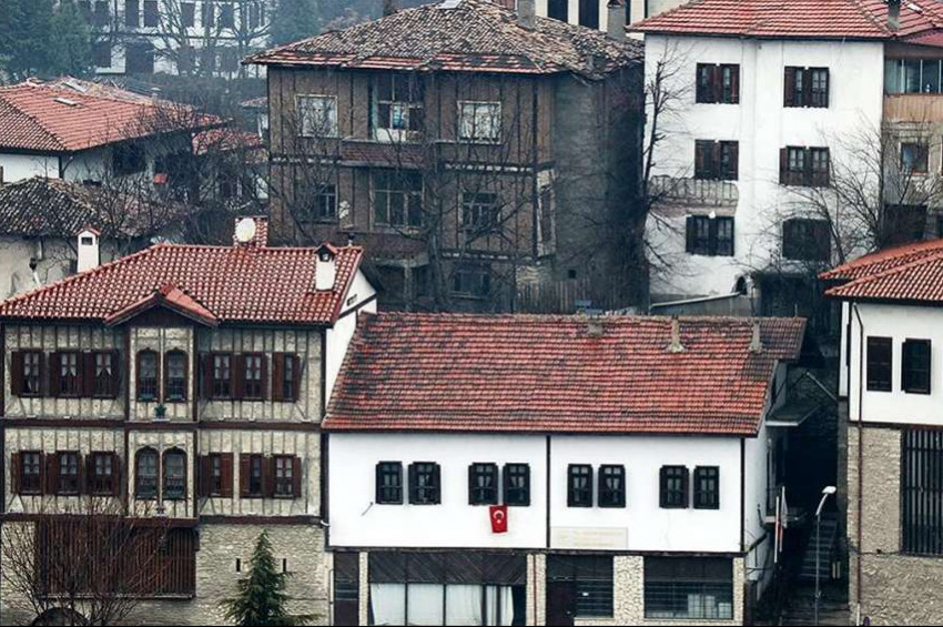 Öldürmeyen yapı için Safranbolu evlerindeki çatkı sistemi kullanılabilir