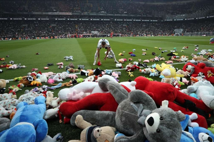 Beşiktaş Antalyaspor maçında sahaya oyuncak yağdı