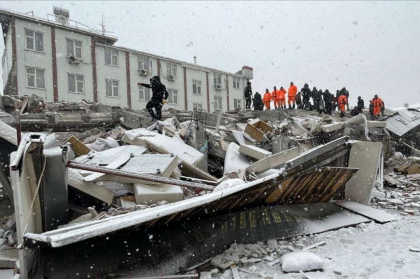 Depremin asıl büyüklüğü 7.7 olarak ölçüldü: Yüzyılın faciası yaşanıyor