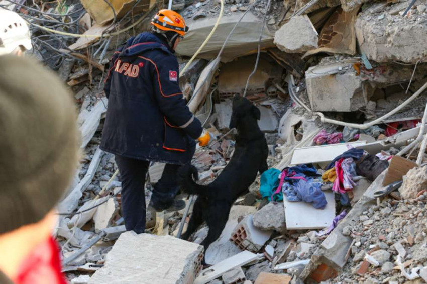 Resmi rakamlara göre depremlerdeki ölü sayısı 2 bini geçti