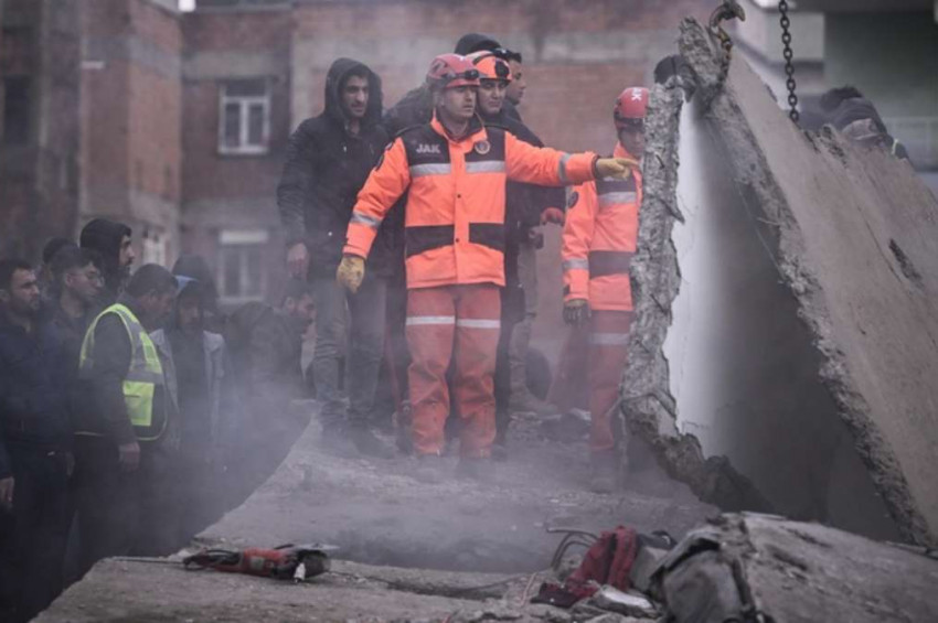 Deprem bölgesinden acı haberler sürüyor: Ölü sayısı 3 bini aştı