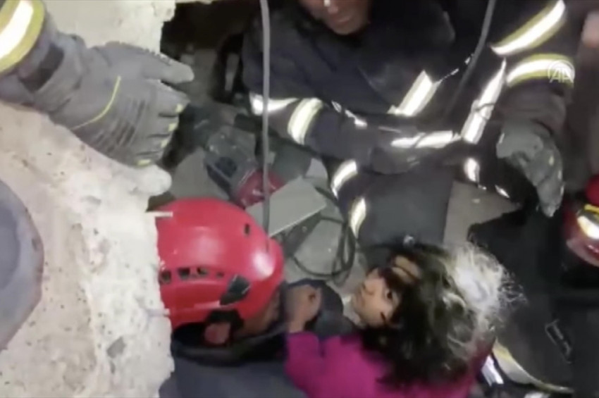 4 yaşındaki Beyza 42 saat kaldığı enkazdan kurtarıldı