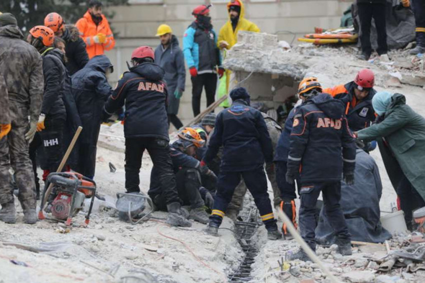 Depremin ikinci gününde ölü sayısı 5 bin kişiyi aştı