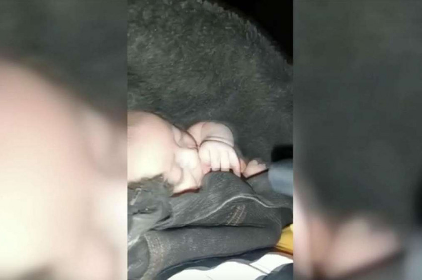Mucize bebek enkazdan parmağını emerek çıkarıldı