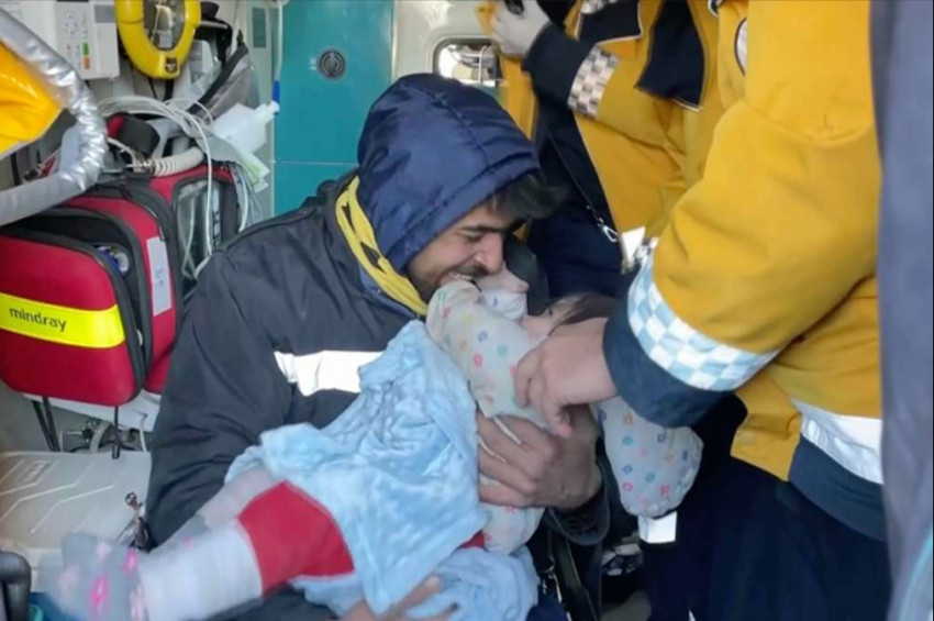 Baba, enkaz altından 55 saat sonra çıkarılan Masal bebeğine sarıldı