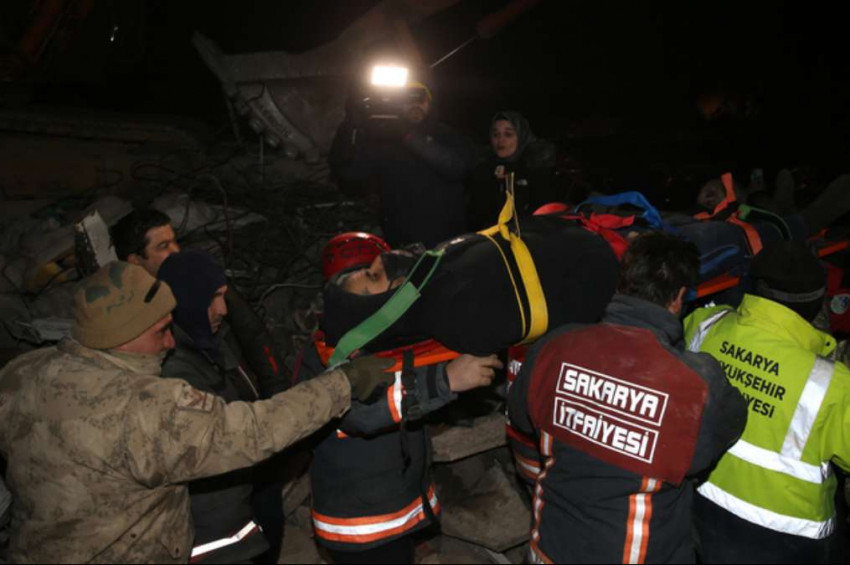 Depremden 73 saat sonra 3 kişilik bir aile enkazdan sağ kurtarıldı