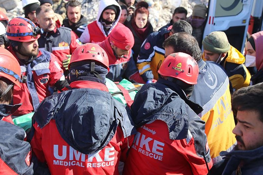 Malatyada yaşlı depremzede enkaz altından 80 saat sonra sağ çıkarıldı