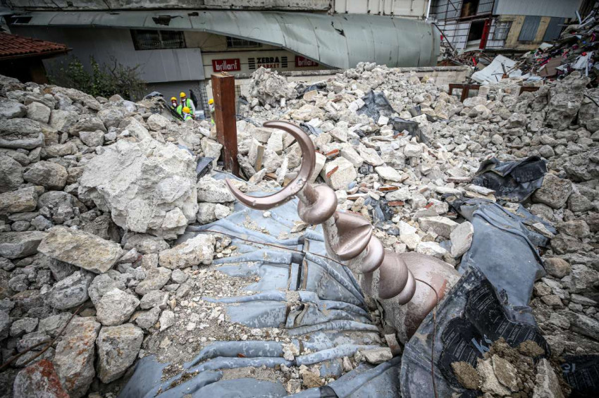 Moloz yığınına dönüşen tarihi İhsaniye Camisi enkazından doğacak