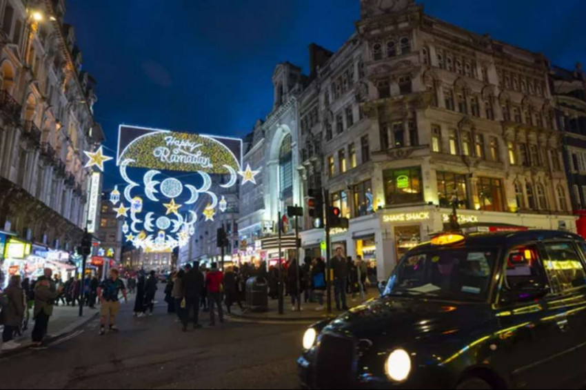 Avrupa’da ilk kez bir metropole mahya asıldı.