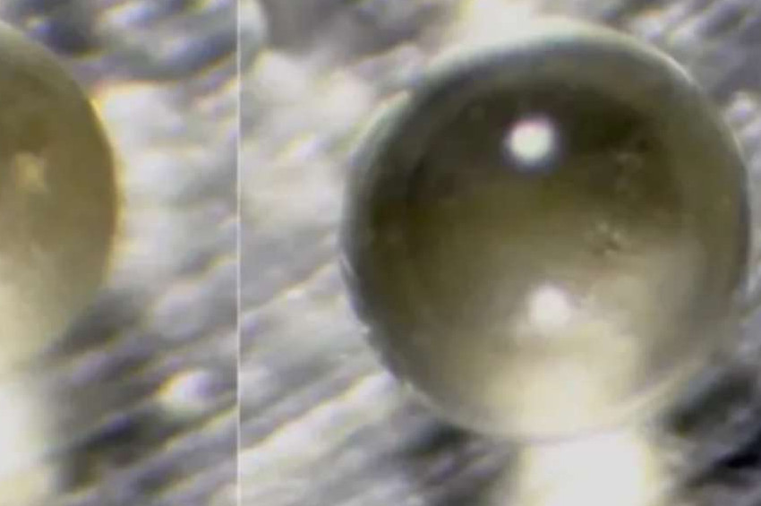 Ayda camlaşmış küreler içinde su kütleleri keşfedildi